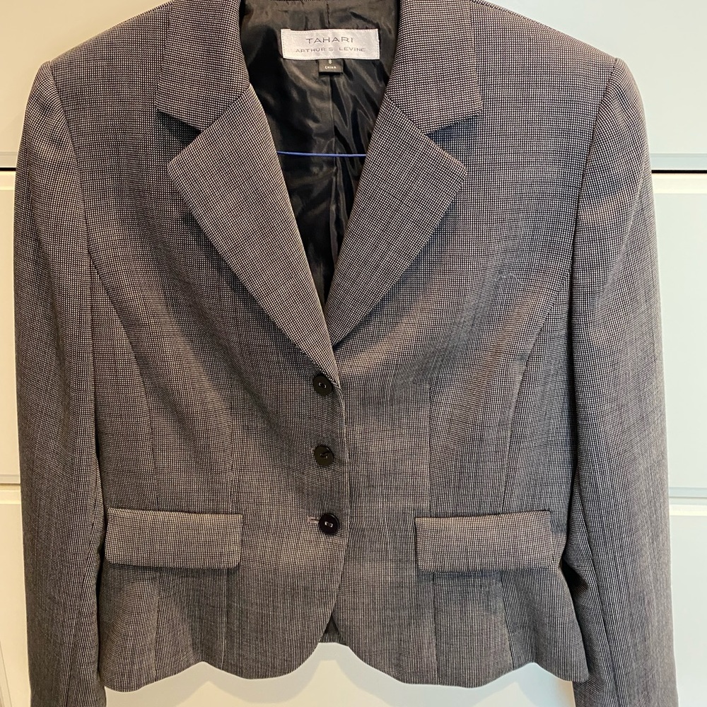 Skirt suit